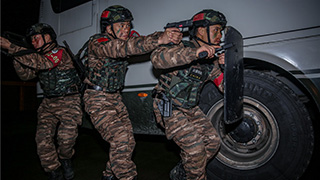 堪比大片！直击武警特战队员夜间大巴车