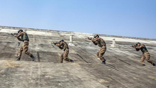 武警广西总队贺州支队特战队员野外极限训练