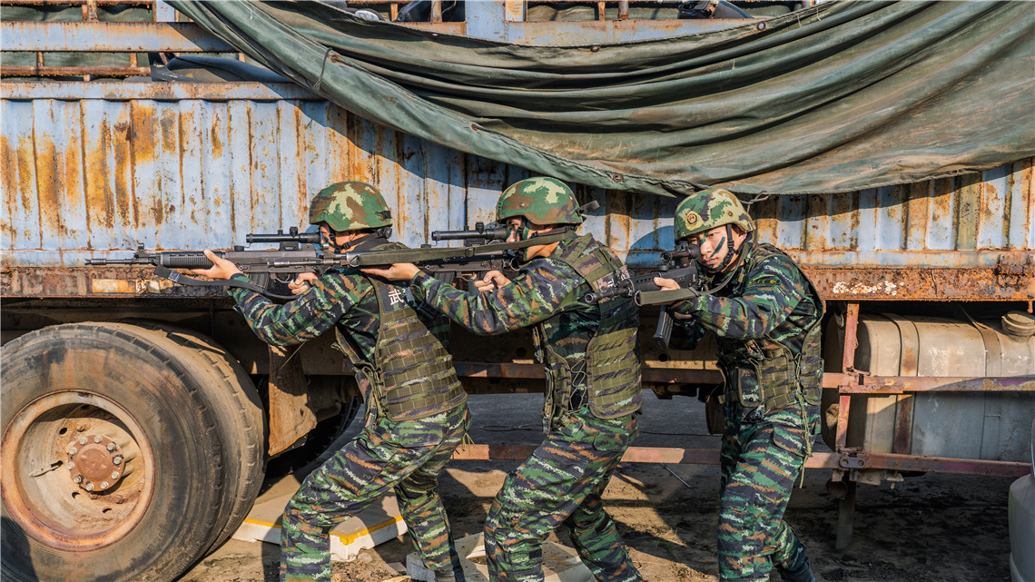 武警反劫持演练上演炫酷大片 近日，一场